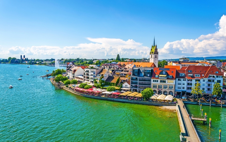 Panoramablick auf einen Yachthafen der deutschen Stadt Friedrichshafen.