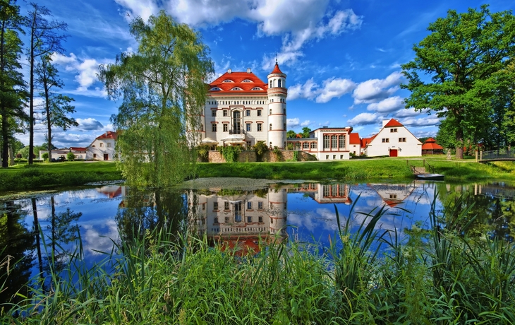 Neo-gotischer Artpalast umgeben durch einen englischen Landschaftsgarten in Wojanow, Polen