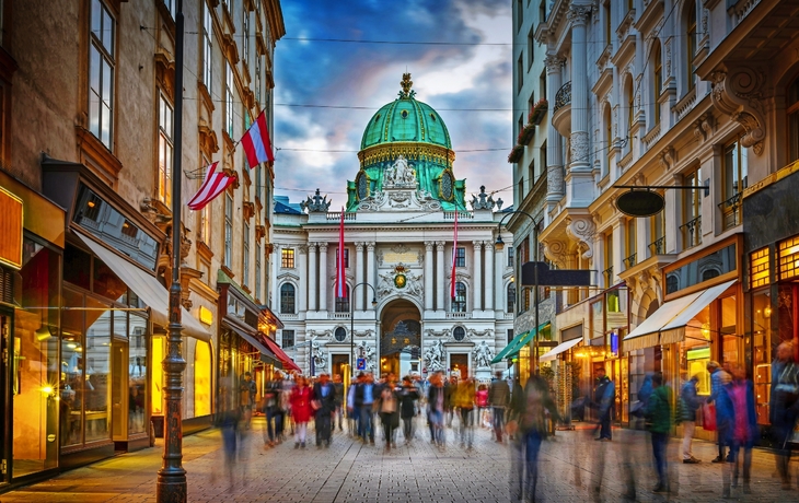 die Herrengasse mit Blick auf die kaiserliche Hofburg in Wien, Österreich