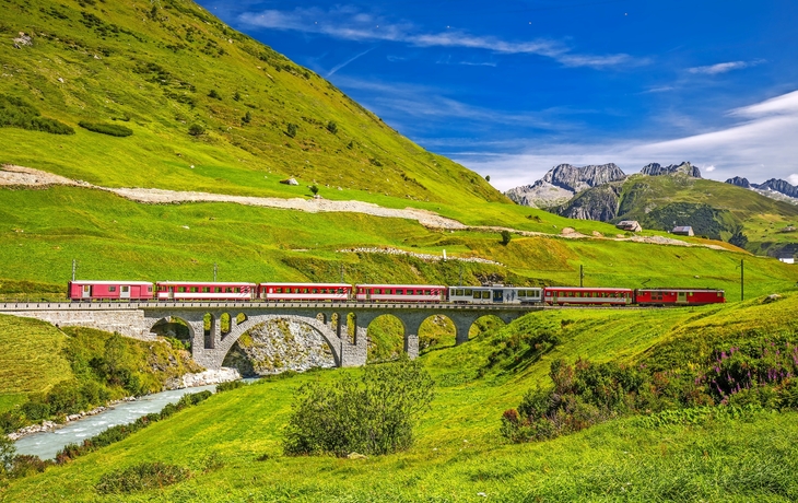 Das Matterhorn - Gotthard - Bahn auf dem Viadukt Brücke in der Nähe von Andermatt in den Schweizer Alpen